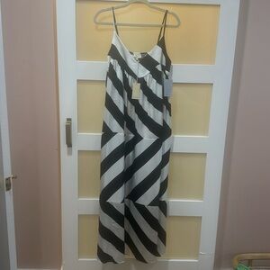 Nordstrom Black & White silky striped maxi dress. SIZE LARGE NWT
